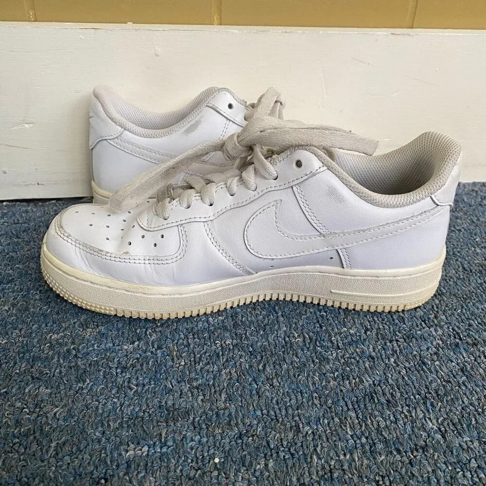 Nike women 7 Air Force one classic tie up sneakers white